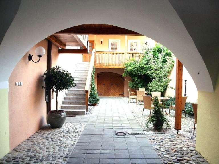 Ein Gebäude mit einer Treppe und einem Tisch und Stühlen