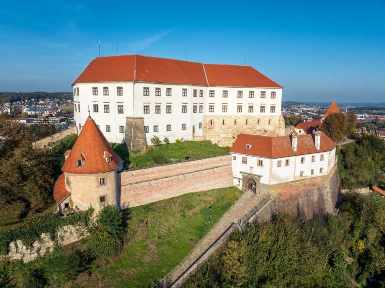 Ein großes weißes Schloss mit einem roten Dach
