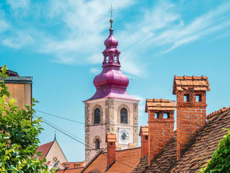 Ein rosafarbener Turm mit einer Uhr darauf