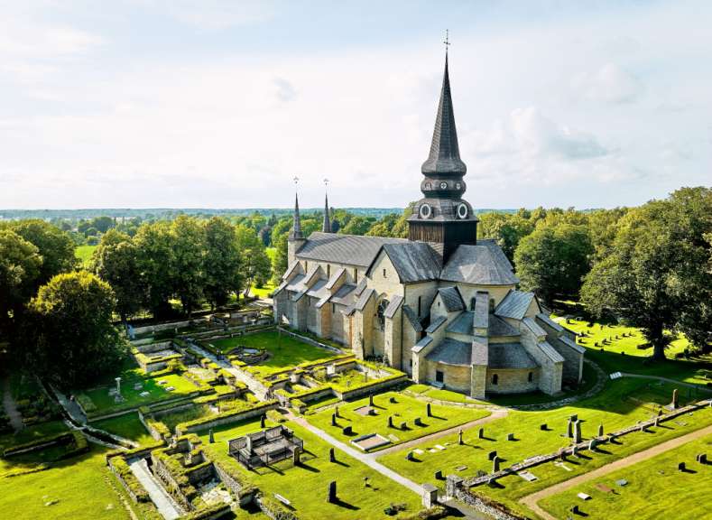 Eine Kirche mit einem Turm und einem Friedhof davor