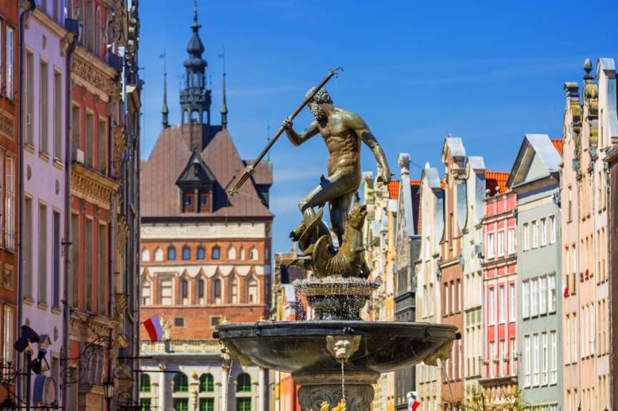 Ein Brunnen mit einer Statue eines Mannes, der ein Schwert hält