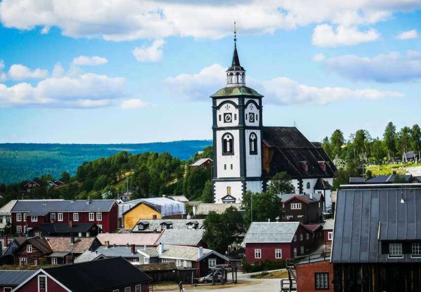 Eine kleine Stadt mit einer Kirche und einem Uhrturm