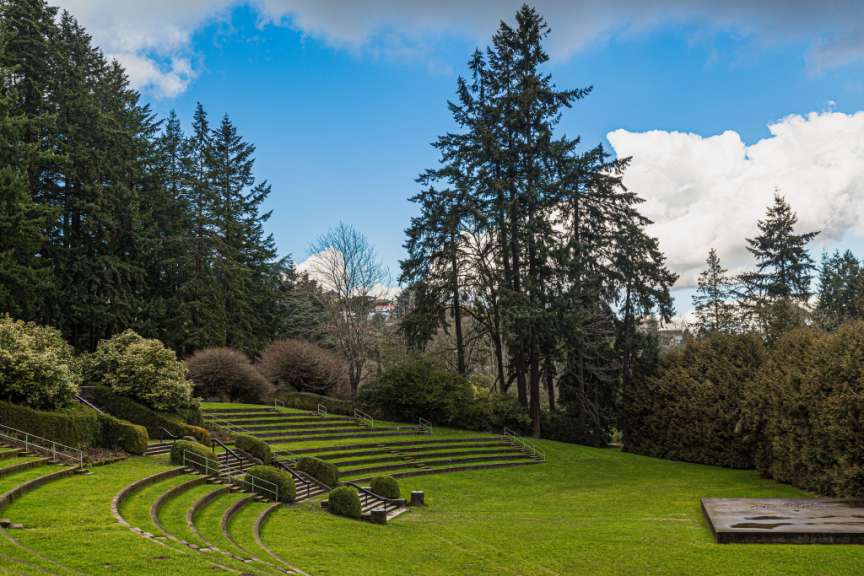 Ein amphitheater in einem park mit bäumen im hintergrund