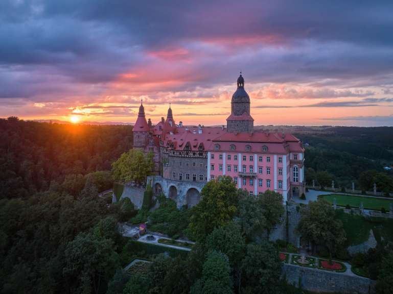 Eine Luftaufnahme eines Schlosses bei Sonnenuntergang