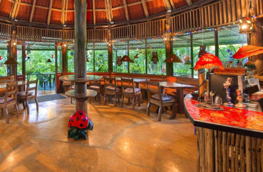 Ein Restaurant mit vielen Tischen und Stühlen