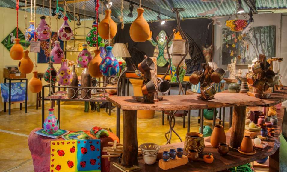 Ein Raum mit vielen verschiedenen Töpfen und Vasen