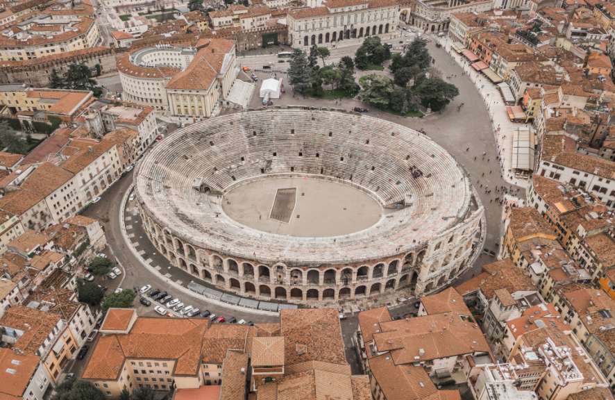Eine Luftaufnahme eines römischen Amphitheaters in einer Stadt