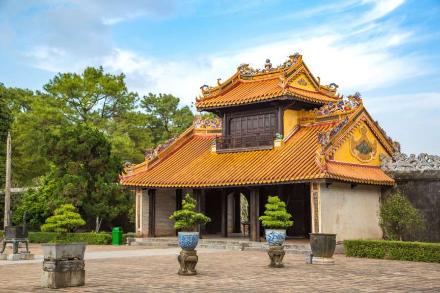 Ein chinesischer Tempel mit einem gelben Dach
