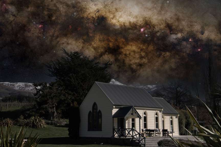 Eine kleine weiße Kirche mit einem schwarzen Dach