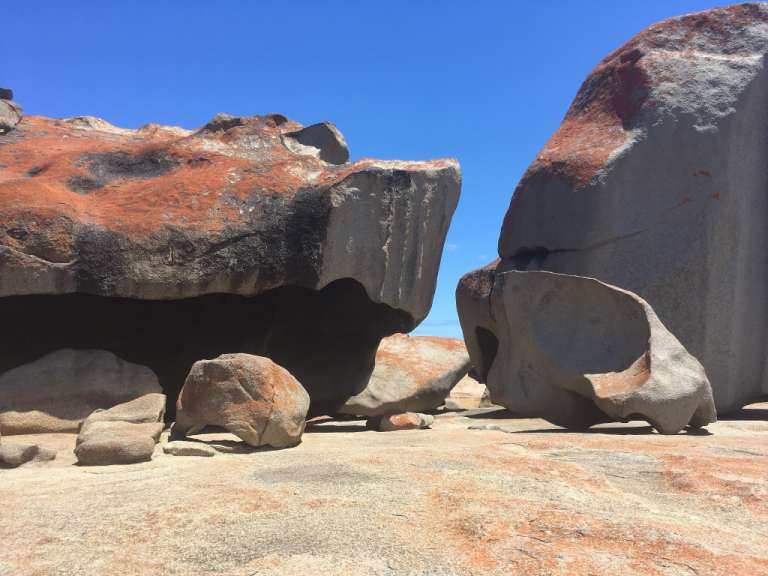 Eine Gruppe von Felsen mit einem blauen Himmel im Hintergrund
