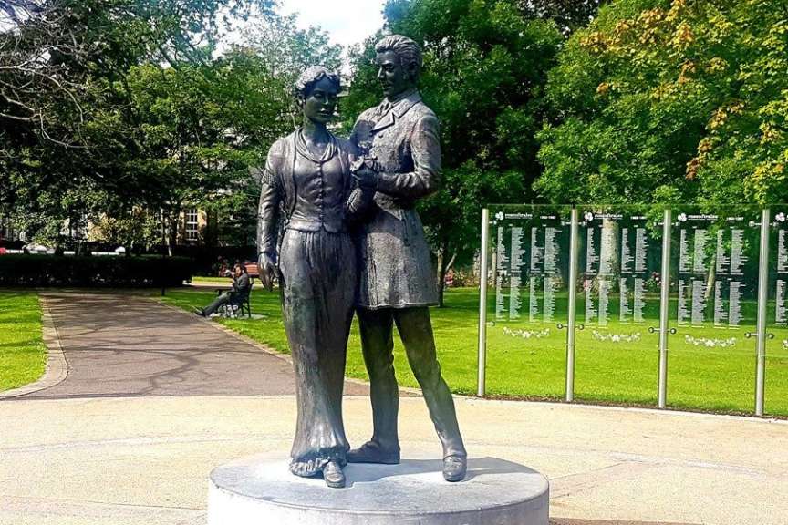 Eine Statue eines Mannes und einer Frau in einem Park