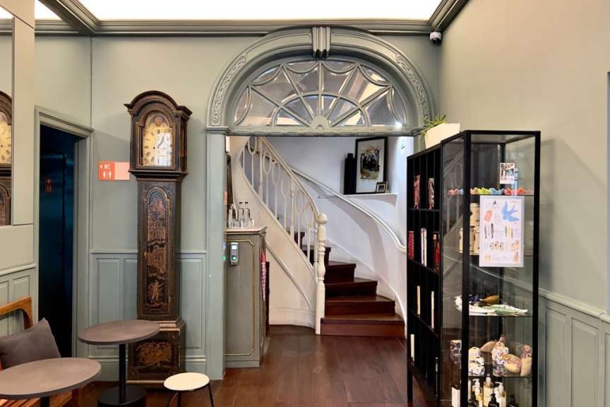 Ein Flur mit einer großen Uhr und einer Treppe
