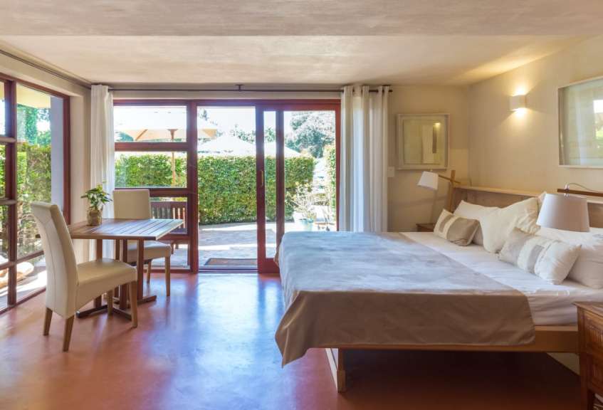 Ein Hotelzimmer mit einem Bett und einem Tisch