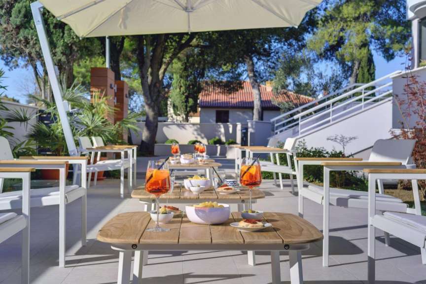 Ein Tisch mit Essen und Getränken auf einer Terrasse