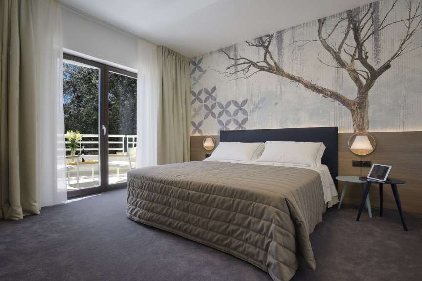 Ein Hotelzimmer mit einem Bett und einem Tisch
