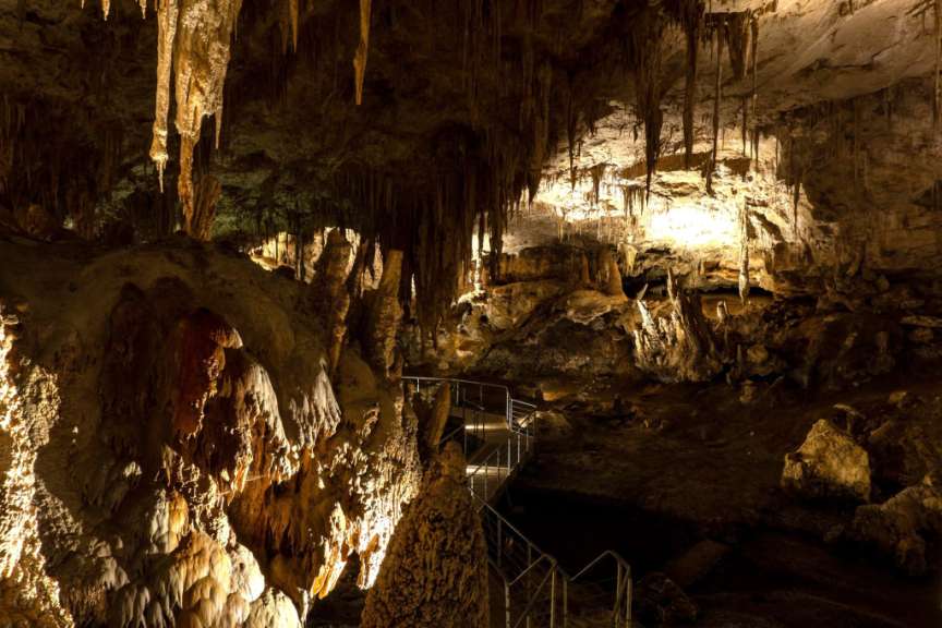 Eine Höhle mit vielen Felsen und einer Treppe