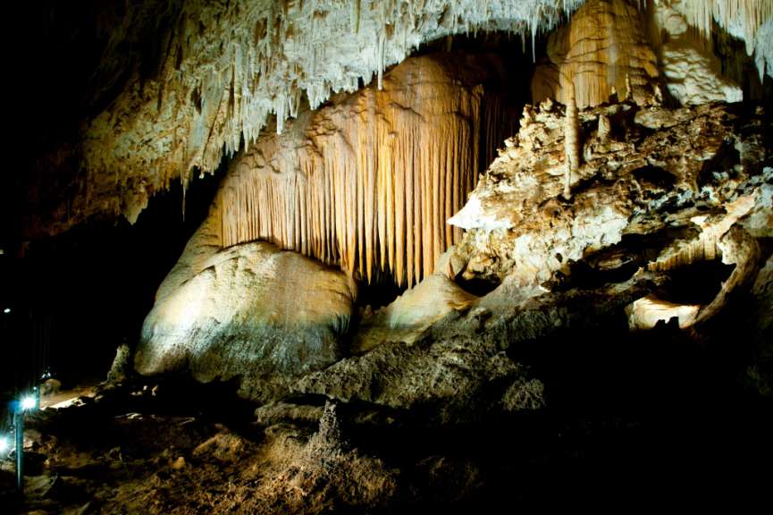 Eine Höhle mit einer großen Felsformation darauf