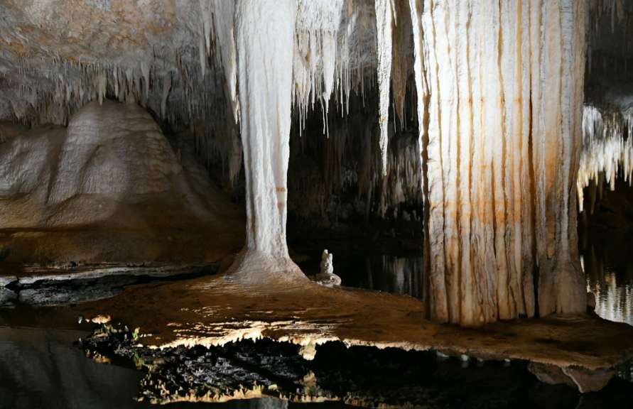 Eine Höhle mit Wasser und Eiszapfen im Inneren