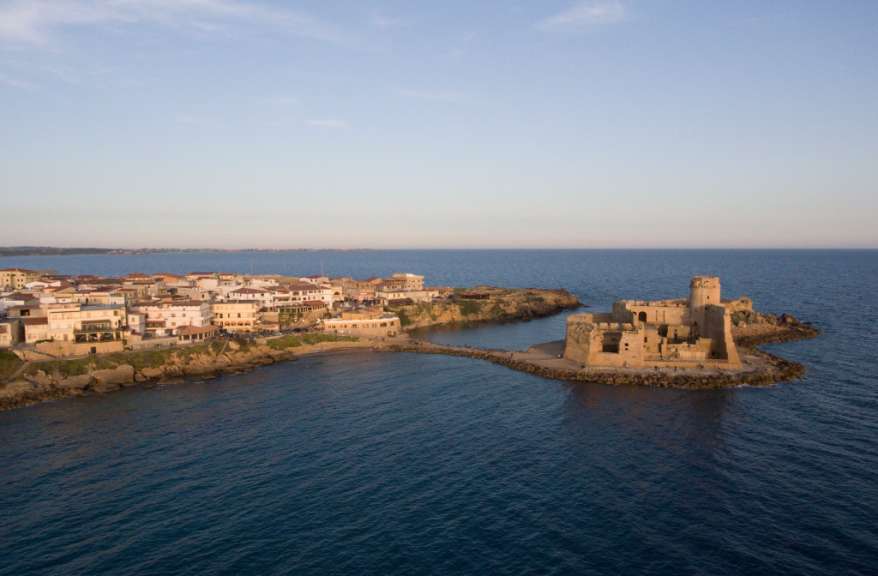 Eine Stadt sitzt auf einer kleinen Insel im Ozean