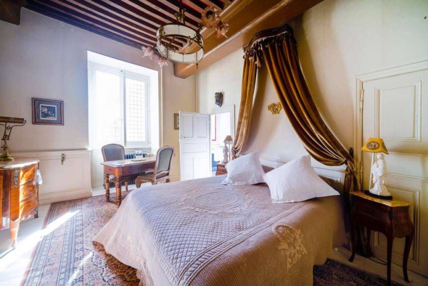 Ein Schlafzimmer mit einem Bett und einem Schreibtisch
