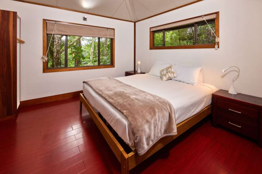 Ein Schlafzimmer mit einem Bett und zwei Nachttischen