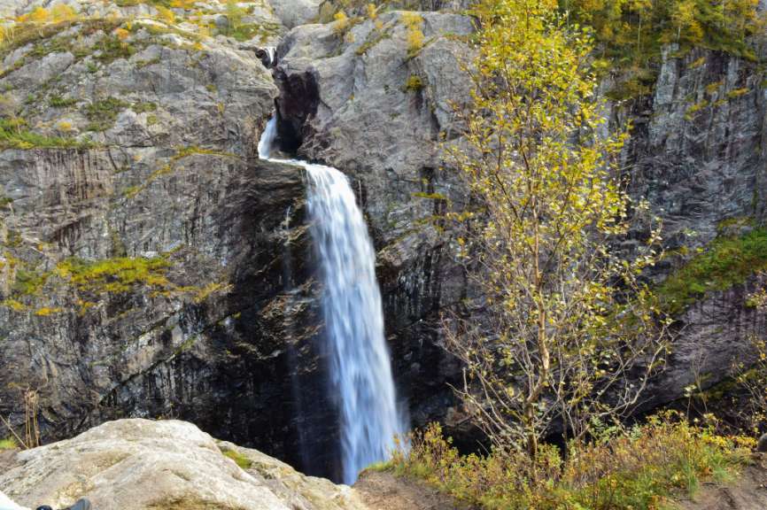 Ein Wasserfall inmitten einer felsigen Landschaft