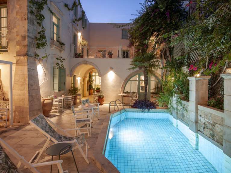 Ein großer Swimmingpool in der Nähe eines Gebäudes