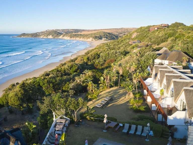 Eine Luftaufnahme eines Strandes und eines Hotels