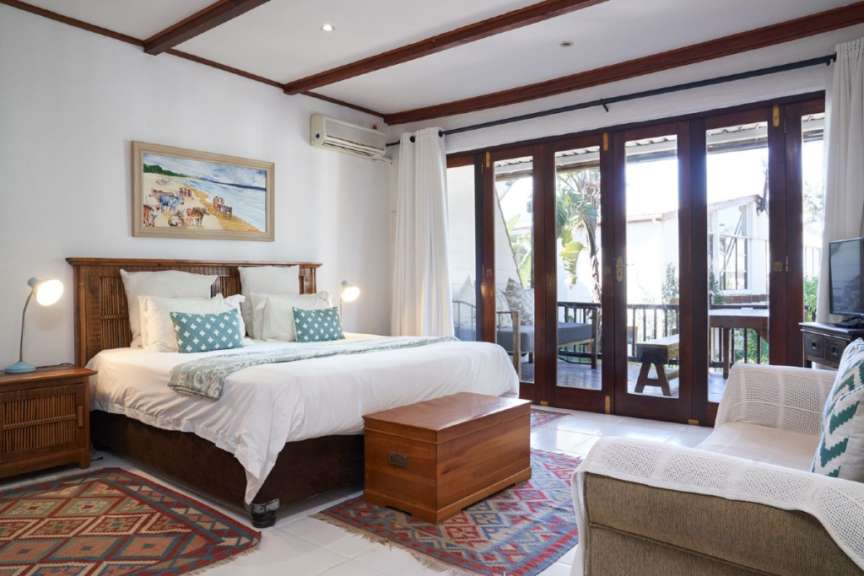 Ein Schlafzimmer mit einem großen Bett und einer Couch