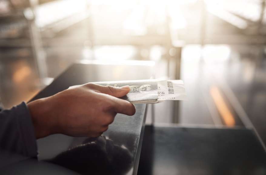 Einreise in die USA Eine Person hält einen Pass und einen Flugticket in der Hand