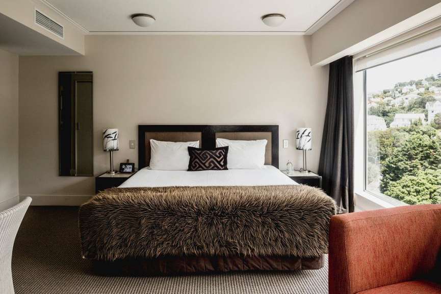 Ein Hotelzimmer mit einem Bett und einem Stuhl