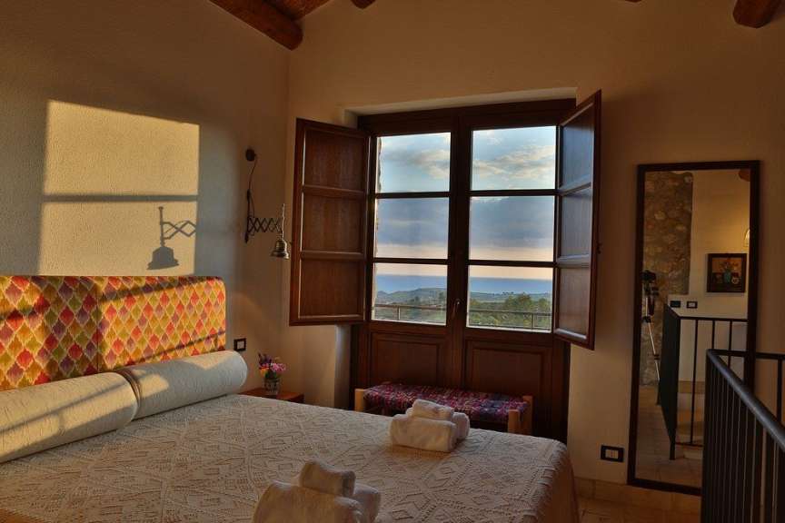 Ein Schlafzimmer mit einem Bett und einem Fenster