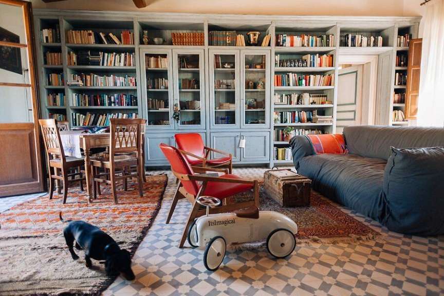 Ein Wohnzimmer mit einer Couch und einem Spielzeugauto