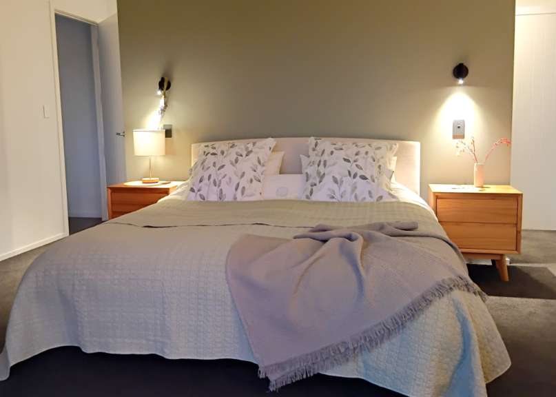 Ein Schlafzimmer mit einem Bett und zwei Nachttischen