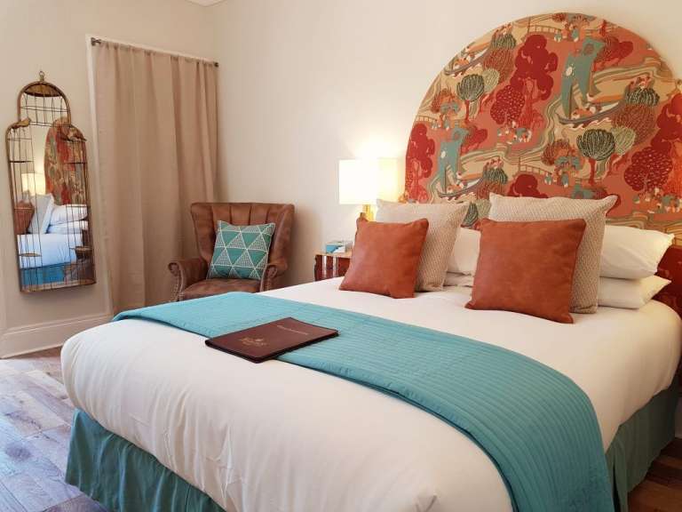 Ein Hotelzimmer mit einem Bett und einem Stuhl