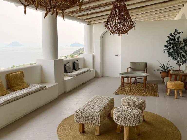 Ein weißes Wohnzimmer mit einem Tisch und Stühlen
