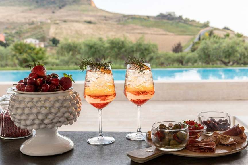 Ein Tisch mit zwei Gläsern und einer Schüssel Erdbeeren