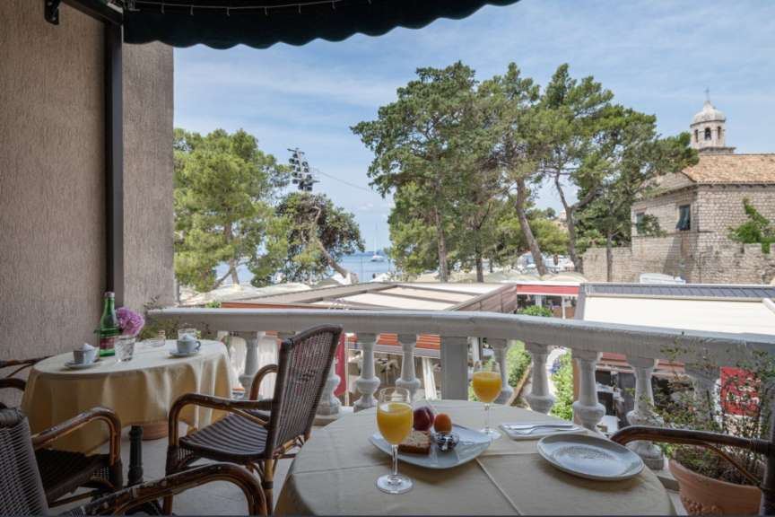 Ein Tisch mit zwei Gläsern Orangensaft auf einem Balkon