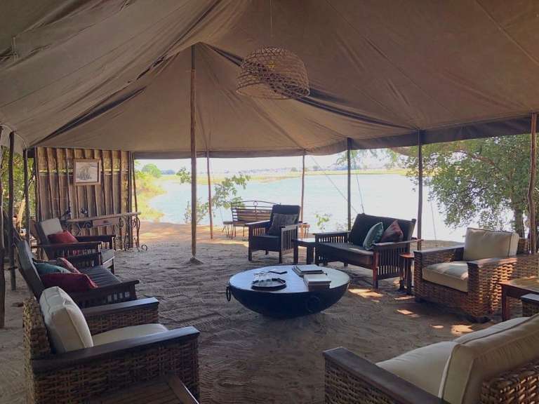 Ein Wohnzimmer mit vielen Stühlen und einem Tisch
