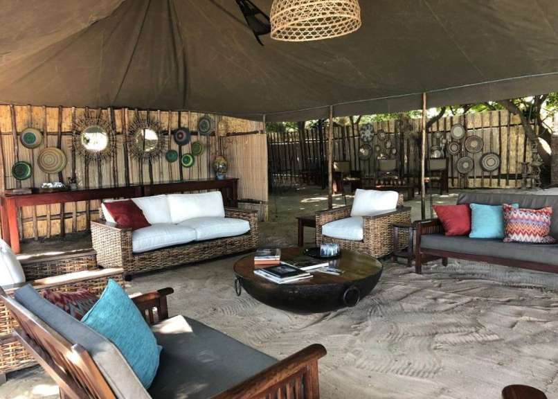 Ein Wohnzimmer mit vielen Möbeln und einem Tisch im Sand