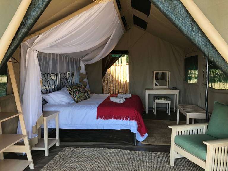 Das Innere eines Zeltes mit einem Bett und einem Stuhl