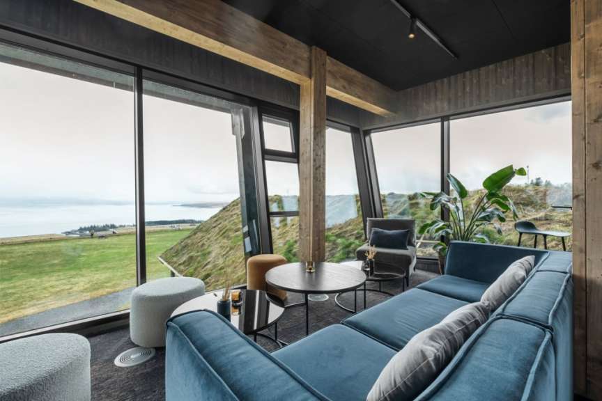 Ein Wohnzimmer mit einer blauen Couch und einem Tisch
