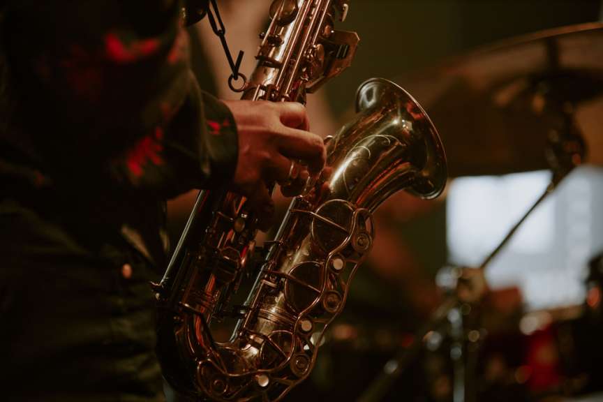 Eine Person spielt ein Saxophon mit der Nummer 10 darauf