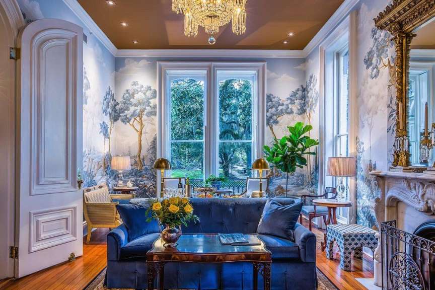 Ein Wohnzimmer mit einer blauen Couch und einem Tisch