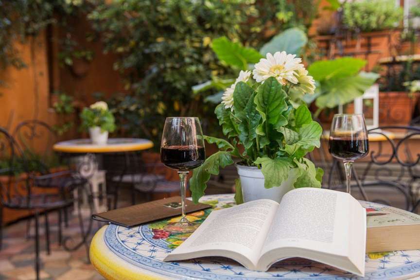 Ein Tisch mit einem Buch und zwei Gläsern Wein