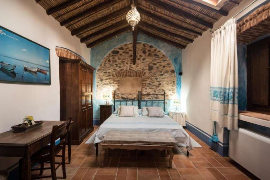 Ein Schlafzimmer mit einem Bett und einem Tisch