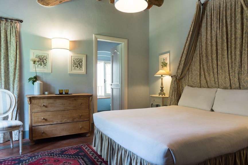 Ein Schlafzimmer mit einem Bett und einer Kommode