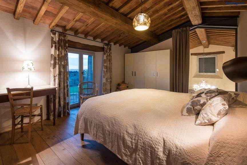 Ein Schlafzimmer mit einem Bett und einem Schreibtisch