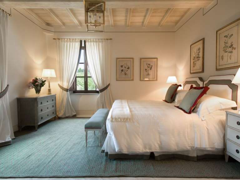 Ein Schlafzimmer mit einem Bett und einer Kommode