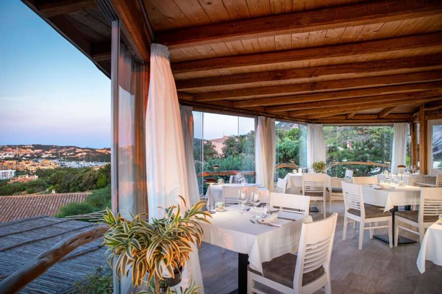 Tische und Stühle in einem Restaurant mit Blick auf eine Stadt